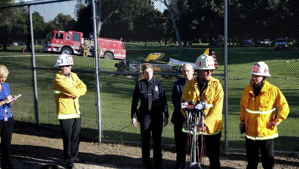 Пожарные и полиция комментируют аварию произошедшую с самолетом Харрисона Форда