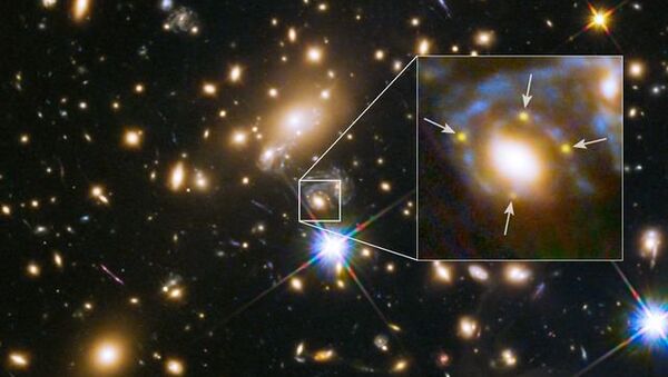 Фотография эйнштейновского креста в окрестностях скопления галактик MACS J1149.6+2223