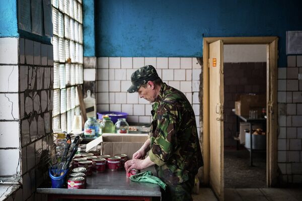 Ополченец ДНР готовит еду в штабе батальона Кальмиус