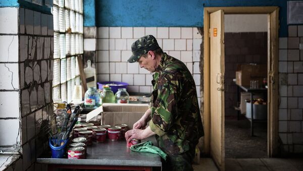 Ополченец ДНР готовит еду в штабе батальона Кальмиус