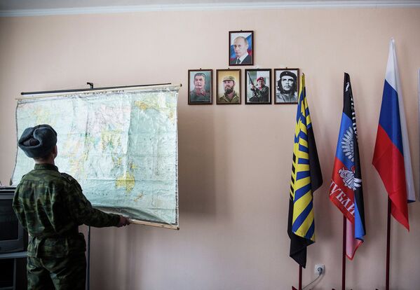 Ополченец ДНР в штабе батальона Кальмиус в Донецке