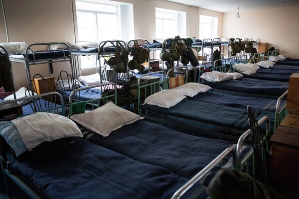 Кровати в казарме ополченцев в штабе батальона Кальмиус в Донецке