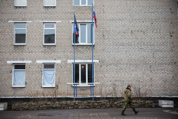 Флаги ДНР и России рядом со зданием штаба батальона Кальмиус в Донецке
