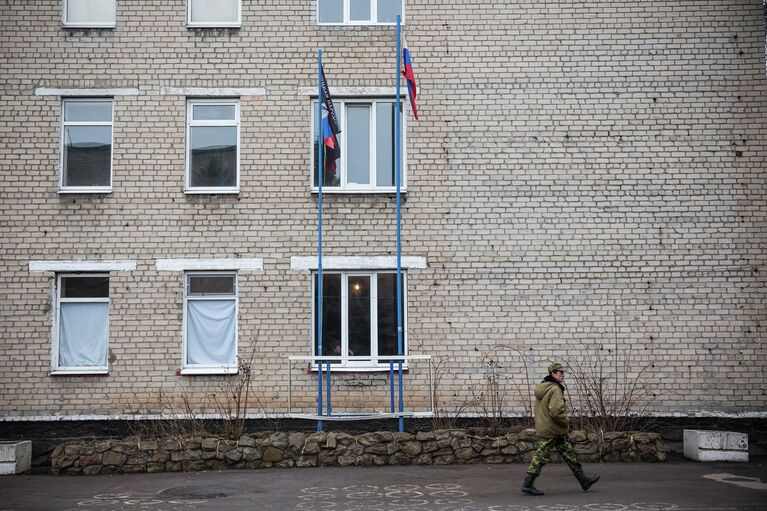 Флаги ДНР и России рядом со зданием штаба батальона Кальмиус в Донецке