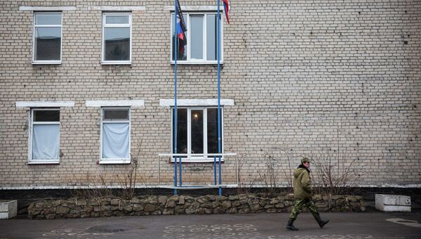 Флаги ДНР и России рядом со зданием штаба батальона Кальмиус в Донецке. Архивное фото