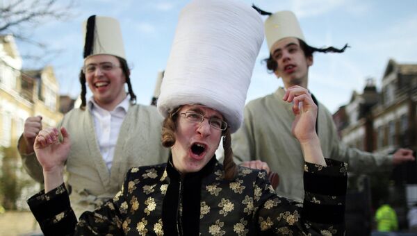 Группа еврейских подростков поет и танцует во время праздника Пурим в Лондоне, Великобритания