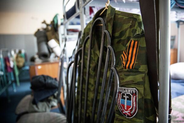 Китель ополченца ДНР в казарме батальона Кальмиус в Донецке