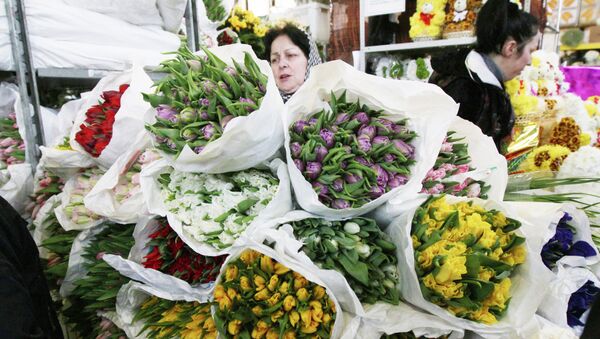 Продажа цветов к празднику 8 Марта. Архив