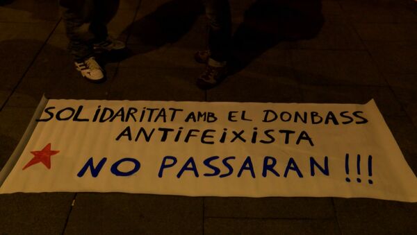 Антифашисты в Барселоне вышли на митинг с плакатами в поддержку Донбасса