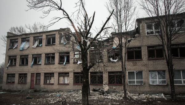Разрушенное в результате обстрелов во время боевых действий здание в городе Дебальцево. Архивное фото