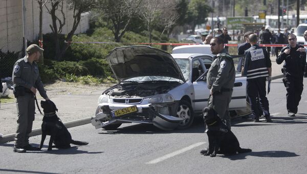 Израильские полицейские рядом с автомобилем, который протаранил пешеходов в Иерусалиме. 6 марта 2015