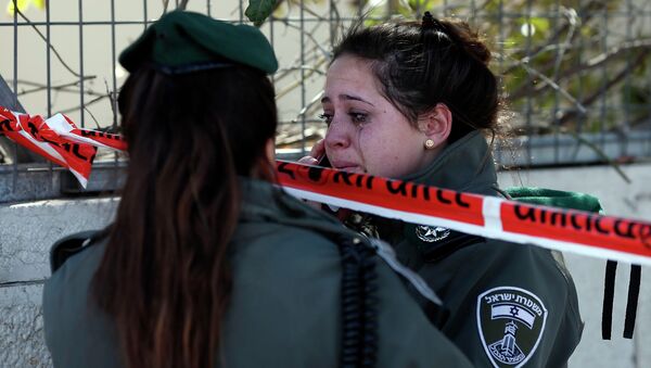 Сотрудницы полиции Израиля на месте теракта в Иерусалиме, в ходе которого автомобиль врезался в пешеходов. 6 марта 2015