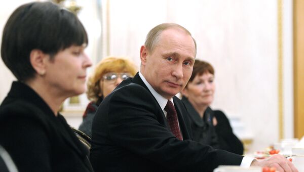 Президент России Владимир Путин на встрече в Кремле с женщинами. Архивное фото