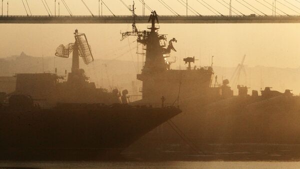 Боевые корабли Тихоокеанского флота рядом с вантовым мостом во Владивостоке. Архивное фото