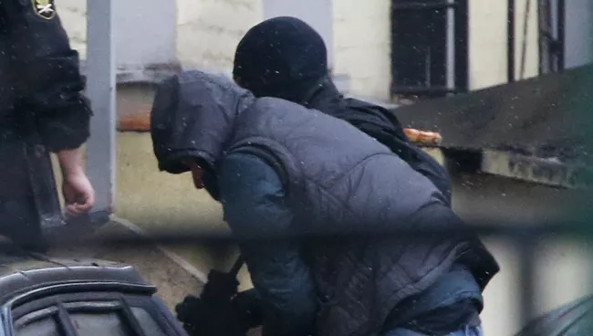 Подозреваемые по делу об убийстве Бориса Немцова доставлены в Басманный суд, 8 марта 2015