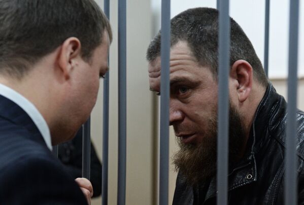 Один из подозреваемых в убийстве политика Бориса Немцова (справа) на заседании Басманного суда в городе Москве