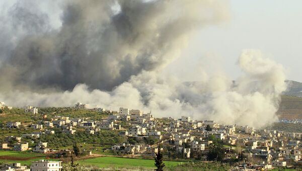 Дым от авиаудара международной коалиции по боевикам ИГ в Сирии