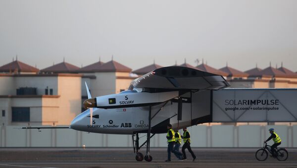 Самолет на солнечных батарейках  Solar Impulse 2 в аэропорту Абу-Даби