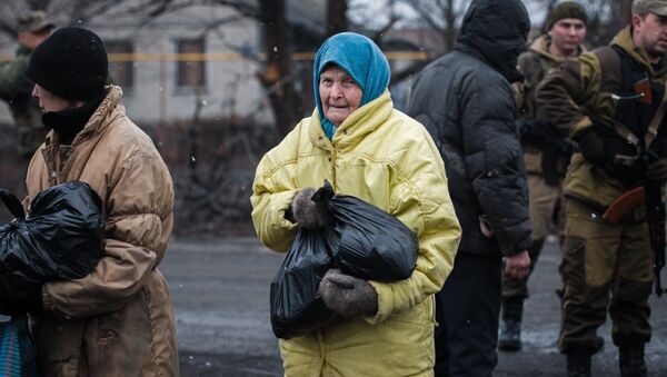 Раздача гуманитарной помощи в Донецкой области. Архивное фото