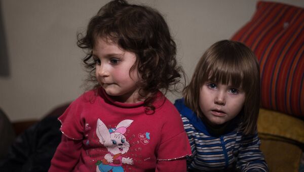 Дети в подвале в городе Дебальцево Донецкой области. Архивное фото
