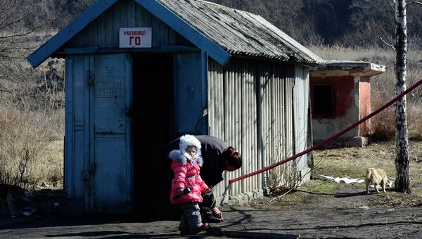 Женщина и девочка перед входом в бомбоубежище в районе аэропорта Донецка, Украина. Архивное фото