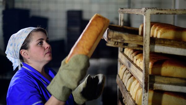 Работница на хлебозаводе в Дебальцево, Украина