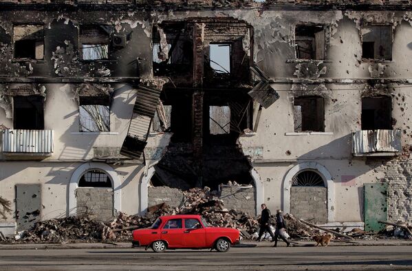 Разрушенное здание в Углегорске, Украина