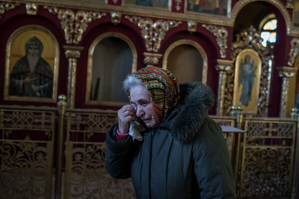 Женщина в поврежденной церкви Октябрьского района Донецка. Украина