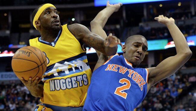 Игроки команд Denver Nuggets и New York Knicks во время игры в Денвере. США, 9 марта 2015