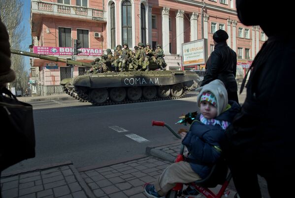 Танк ополченцев ДНР на одной из улиц Донецка, Украина