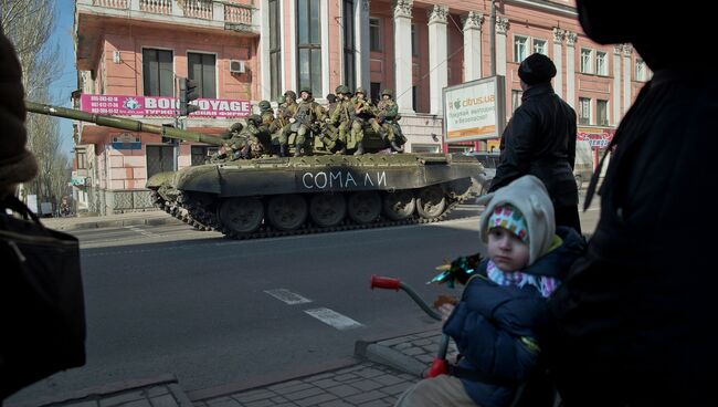 Танк ополченцев ДНР на одной из улиц Донецка, Украина