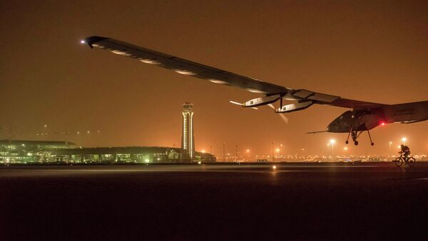 Самолет Solar Impulse 2 приземляется в столице Омана Мускате