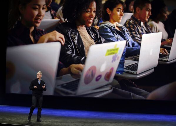 Генерльный директор Apple Тим Кук на презентации компании 9 марта 2015