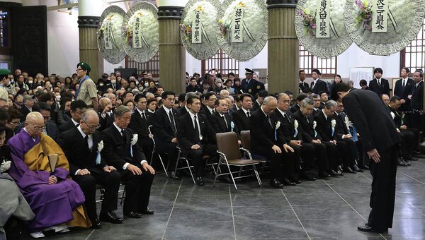 Премьер-министр Японии Синдзо Абэ на церемонии в память 70-ой годовщины Великой бомбардировки Токио 10 марта 1945 года американскими ВВС. 10 марта 2015
