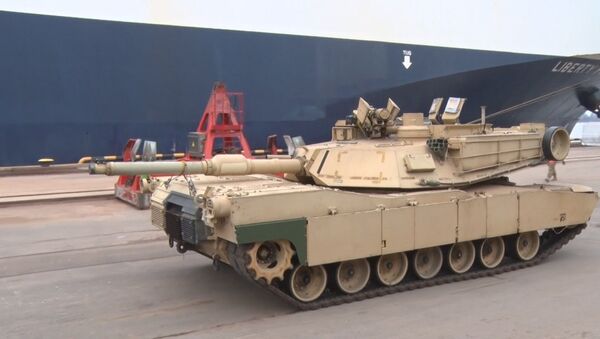 Военные США выгрузили танки Abrams и бронемашины M2A3 Bradley в порту Риги