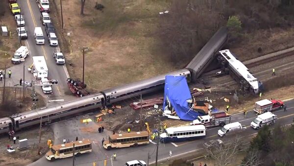 Место столкновения поезда и грузовика в городе Галифакс, штат Северная Каролина, США. 9 марта 2015