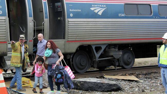 Пассажиры поезда Amtrak, столкнувшегося с грузовиком в американском городе Галифакс, штат Северная Каролина. 9 марта 2015