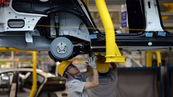 Рабочий на производстве FAW-Volkswagen в Китае. 2014 год