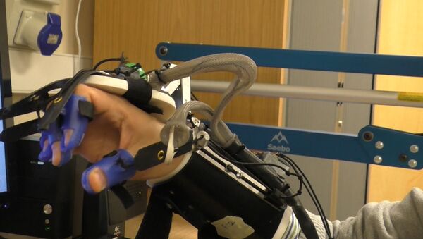 Британские ученые показали робоперчатку для перенесших инсульт пациентов