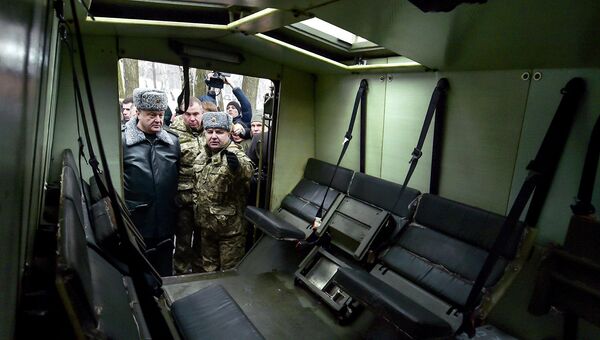 Президент Украины Петр Порошенко осматривает британский броневик Saxon
