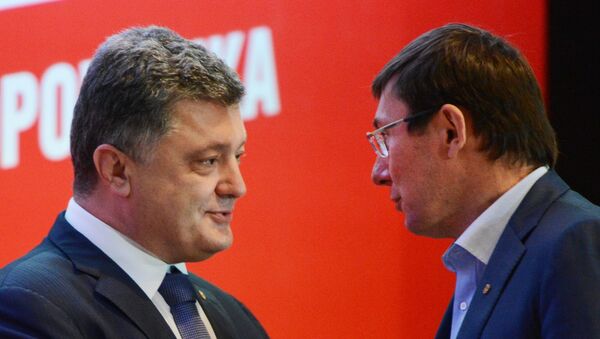 Президент Украины Петр Порошенко и избранный глава партии Солидарность, Юрий Луценко на съезде в Киеве