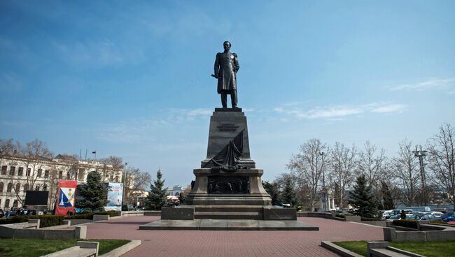 Памятник адмиралу Павлу Нахимову на площади Нахимова в городе Севастополь. Архивное фото