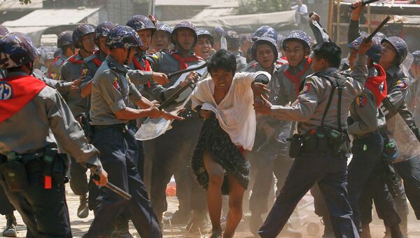 Полицейские избивают студента во время демонстрации в Летпадане, Мьянма