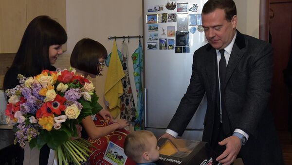 Премьер-министр России Дмитрий Медведев общается с жителями одного из домов нового жилого комплекса Стрела