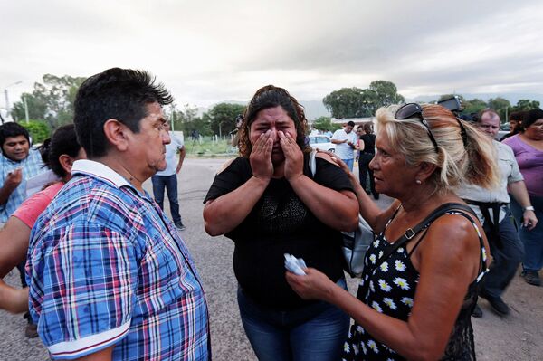 Близкие погибших во время столкновения двух вертолетов в Аргентине