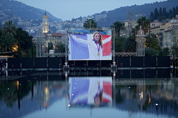 Постер олимпийской чемпионки по плаванию  Камиль Мюффа, погибшей во время столкновения двух вертолетов в Аргентине, в ее родном городе Ницца, Франция