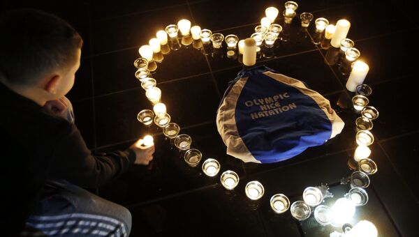 Свечи в память о погибшей в результате столкновения двух вертолетов олимпийской чемпионки Камиль Мюффа в Ницце, Франция