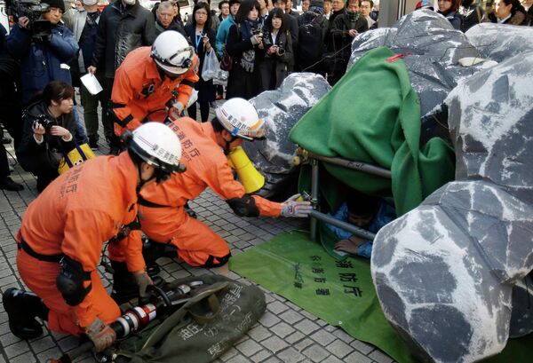 Спасатели во время учений на случай землетрясения в Токио, Япония. 11 марта 2015