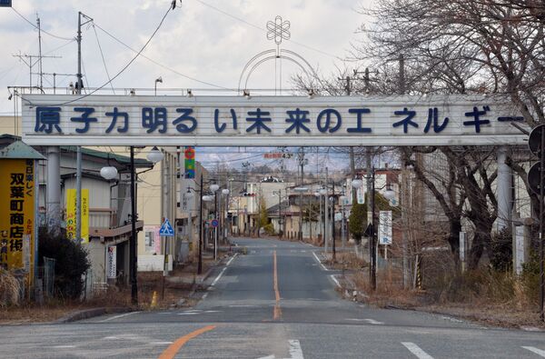 Надпись на главной улице города Футаба, что неподалеку от АЭС Фукусима: Атомная энергия - энергия светлого будущего, Япония. 10 марта 2014