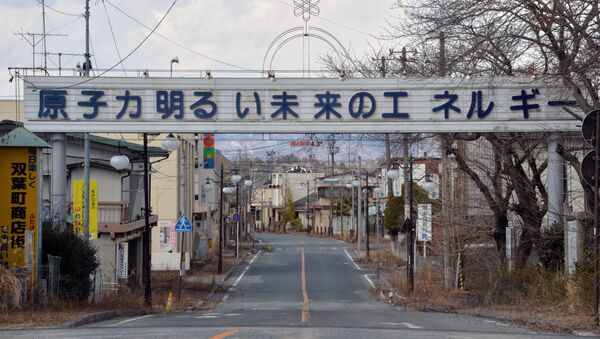 Надпись на главной улице города Футаба, что неподалеку от АЭС Фукусима: Атомная энергия - энергия светлого будущего, Япония. Архивное фото